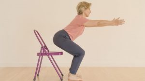 Cours de yoga dans un studio à La Rochelle avec des élèves concentrés