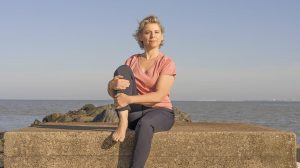 Groupe de personnes pratiquant le yoga ensemble à La Rochelle