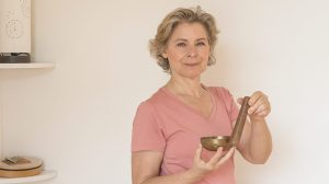 Professeur de yoga à La Rochelle guidant une séance de yoga en plein air