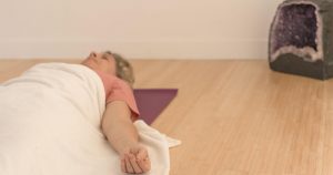 Séance de Yoga Nidra pour relaxation profonde et méditation allongée à La Rochelle - Yoga La Rochelle - Mouvement Intérieur